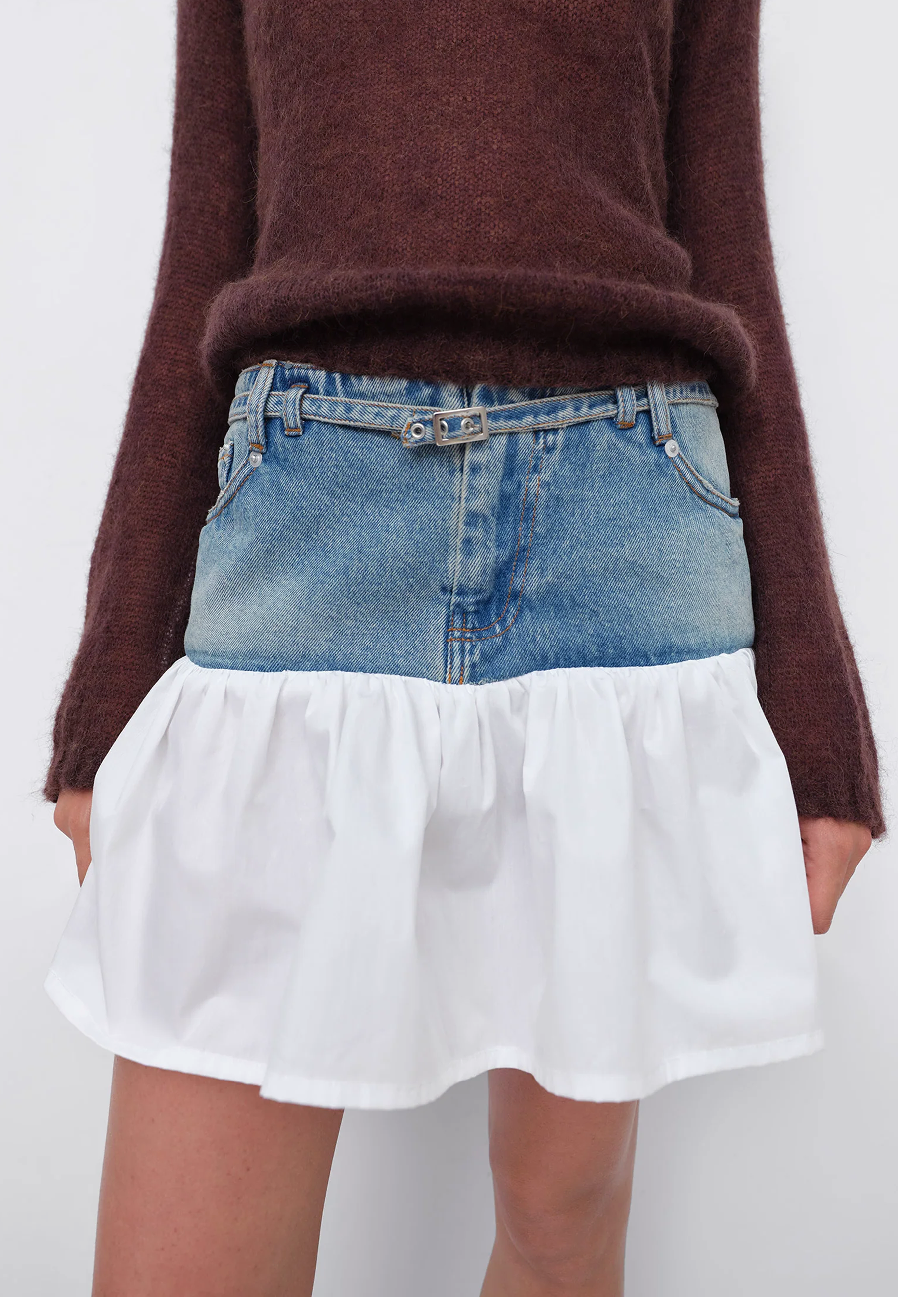 Suratda egilgan mini yubka kiygan qiz