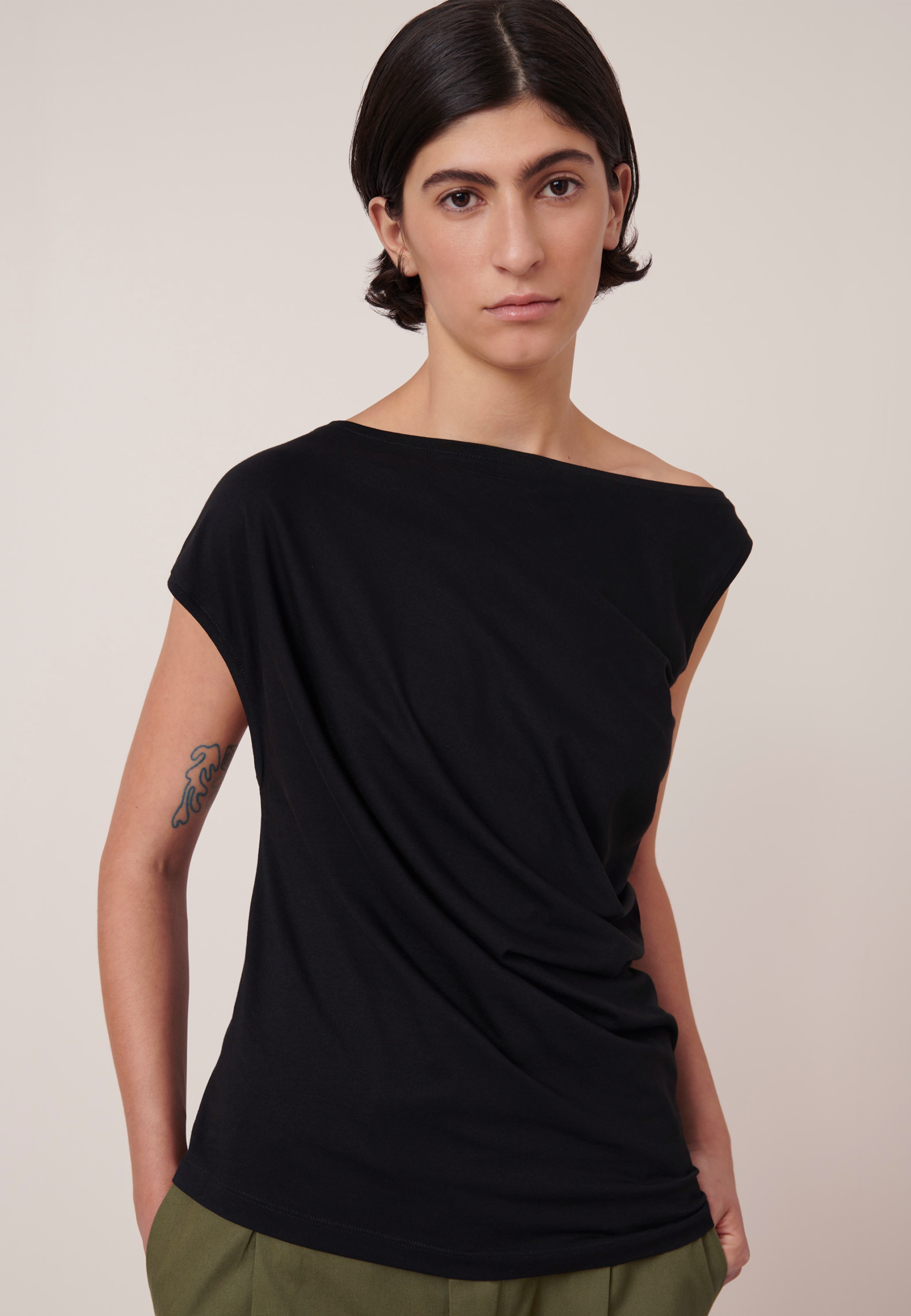 Asymmetric Top - Black