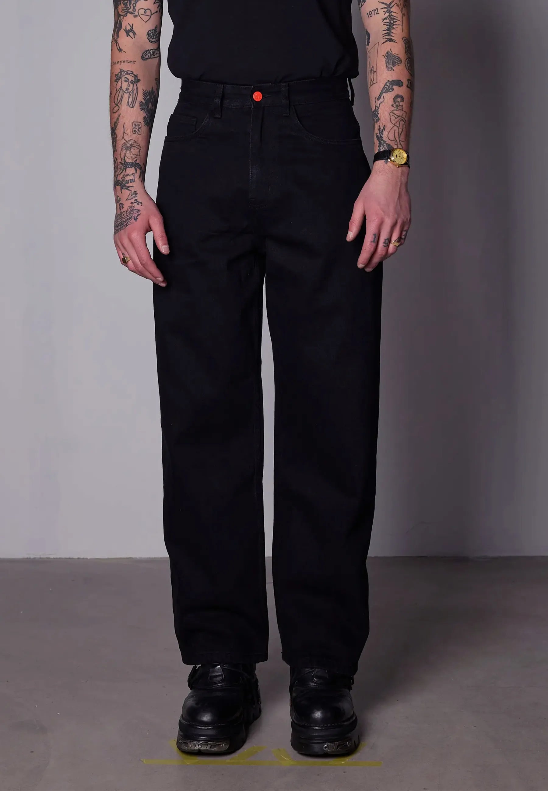 Super Loose - Black/Black Stitching