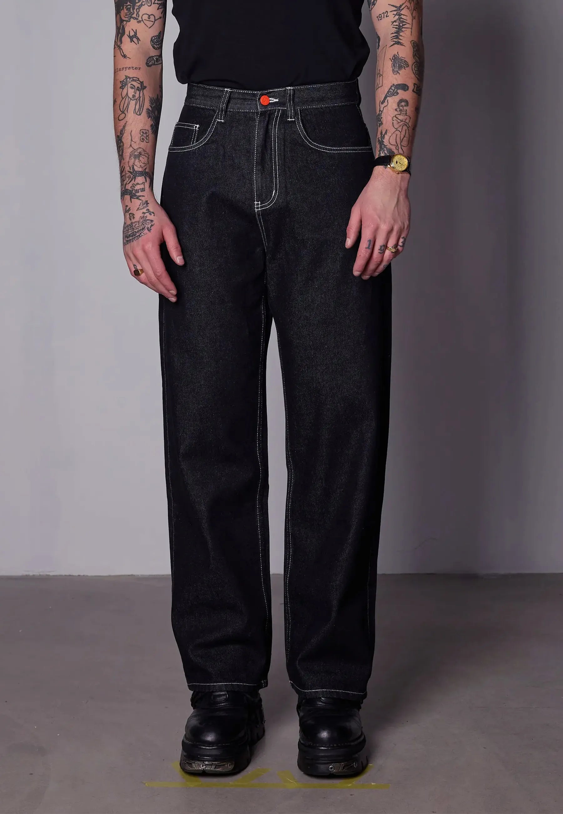 Super Loose - Black Washed/White Stitching