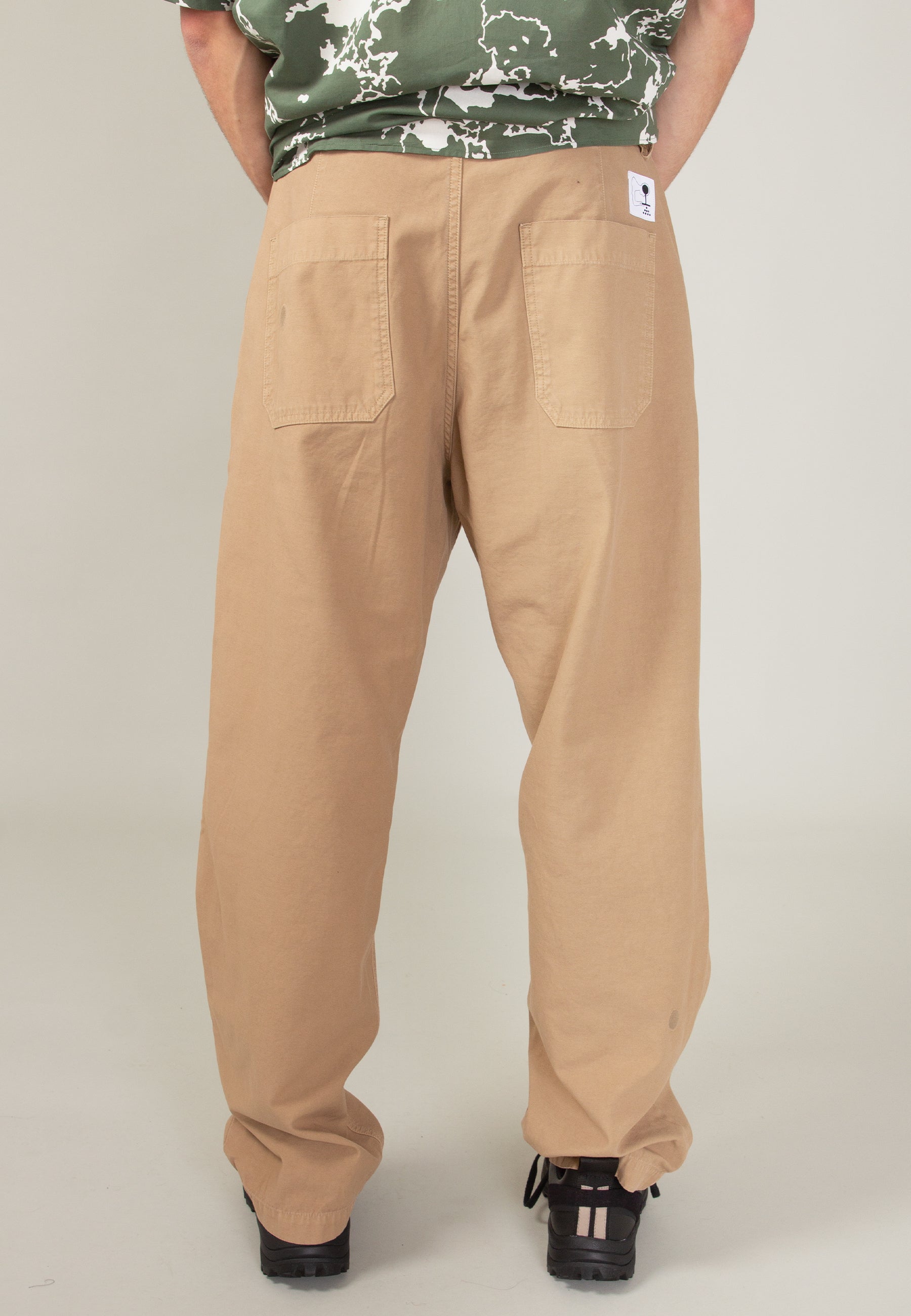 GM x NP Lukas Backsatin Pants - dark khaki