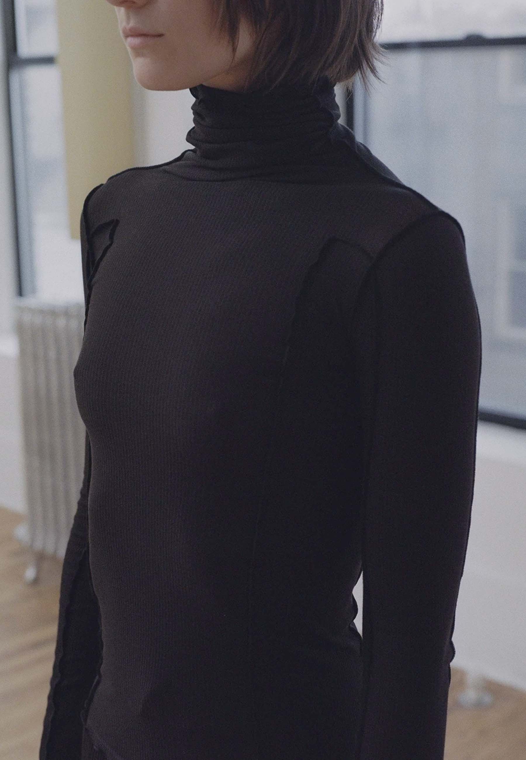 Omato Turtle Neck - Black