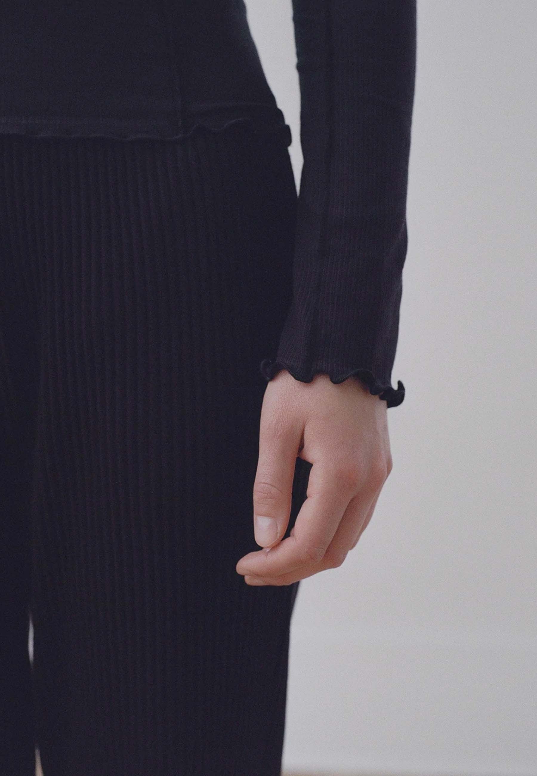 Omato Turtle Neck - Black
