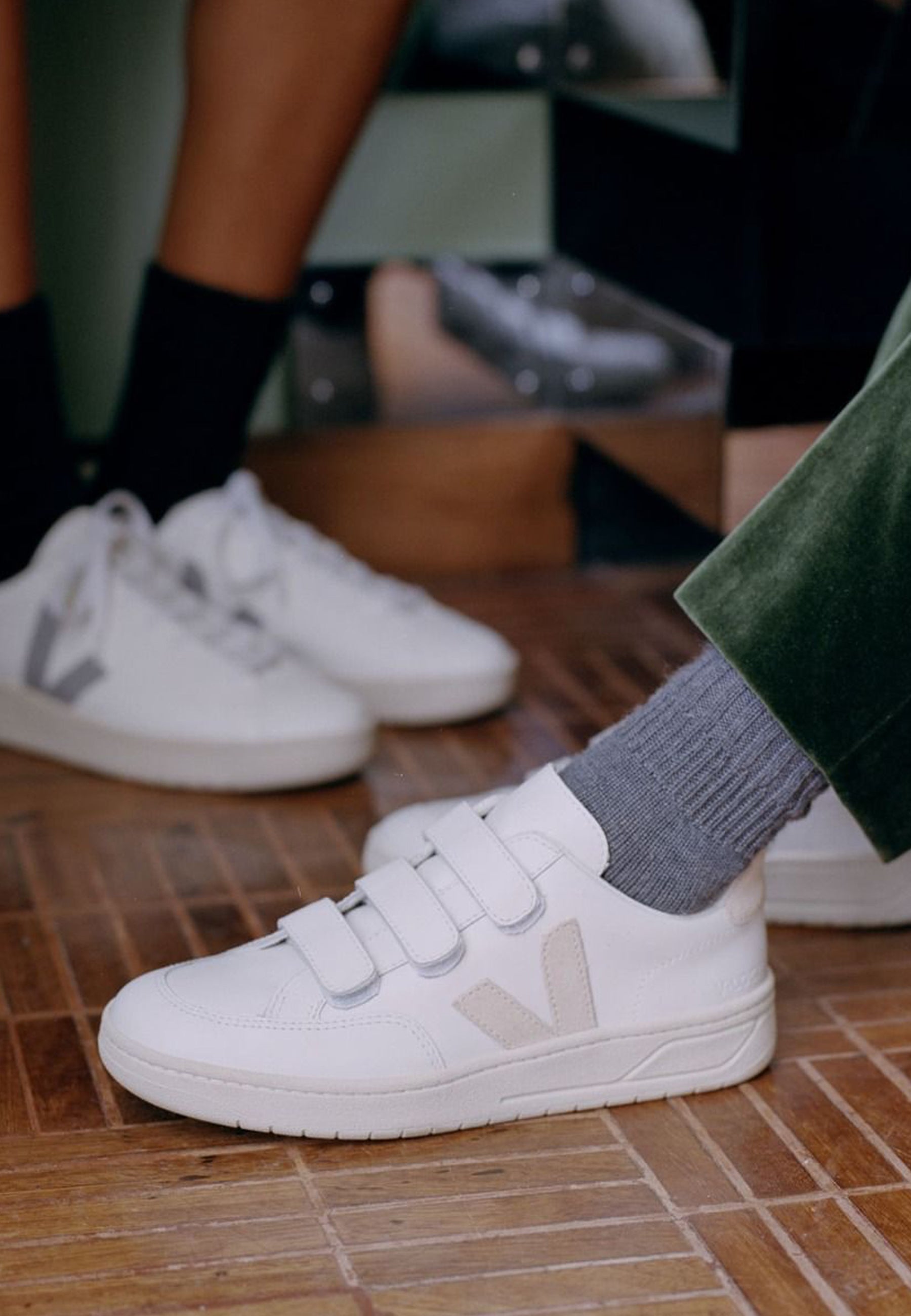 v lock leather white sable